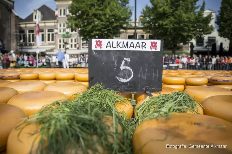 Ambassadeur van Zweden opent Alkmaarse kaasmarkt