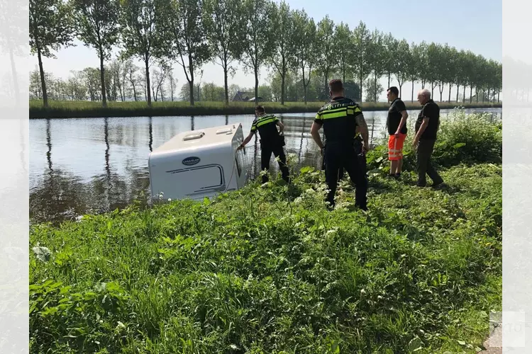 Caravan schiet in kanaal