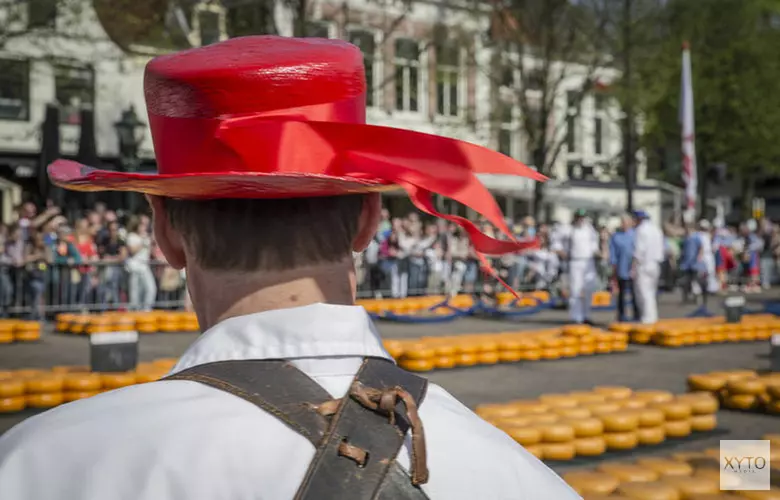 Peter R. de Vries en Anita Witzier luiden bel op kaasmarkt