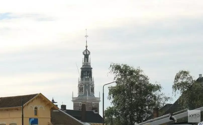 Alkmaarse Waagtoren weer getooid met opgepoetste haan