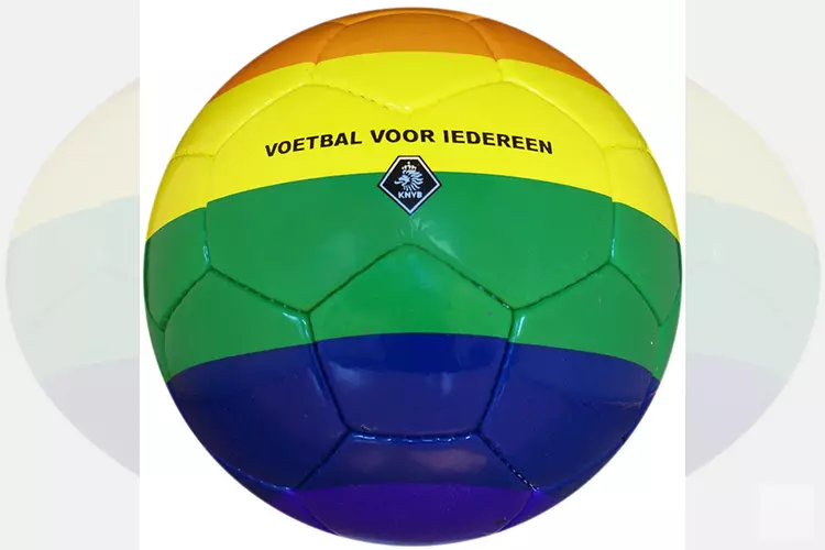 Regenboogballen voor Alkmaarse voetbalclubs