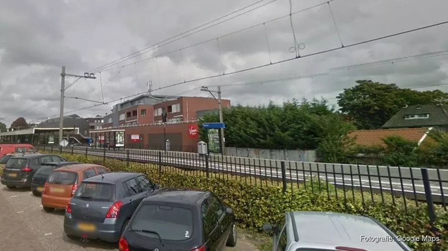 Man struikelt, valt op spoor en komt met been onder trein