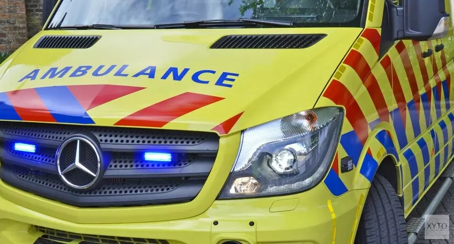 Aanrijding met twee auto&#39;s bij Alkmaar: twee inzittenden naar ziekenhuis