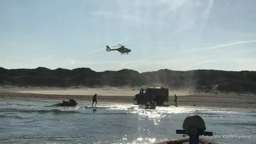 Drenkeling uit water gered in Bergen aan Zee