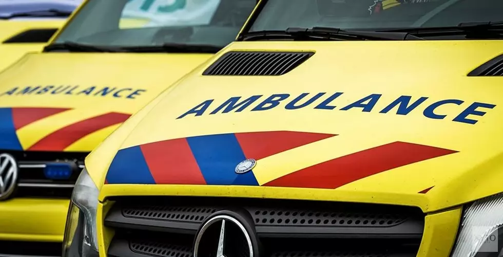 Vrachtwagenchauffeur redt moeder en kinderen uit auto in sloot