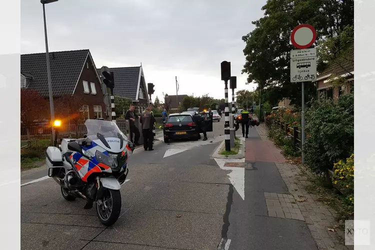 Auto rijdt op paaltje, total loss