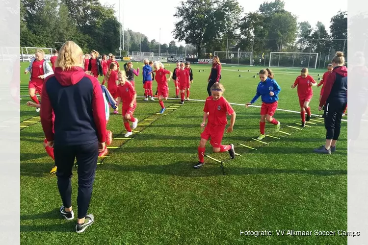 Dertig voetbalmeiden genieten van VV Alkmaar Voetbaldag