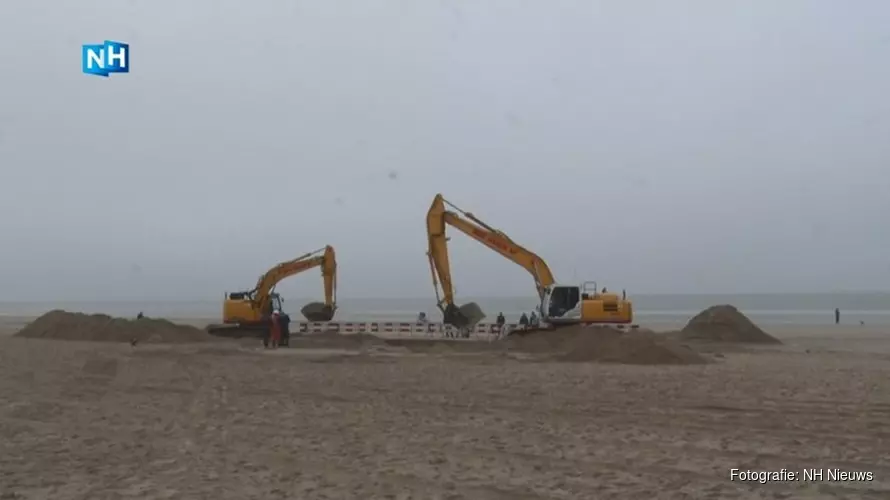 Meerdaagse klus gestart om datakabel uit strand van Egmond te verwijderen