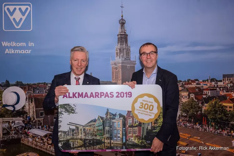 Wethouder Verbruggen neemt AlkmaarPas 2019 in ontvangst