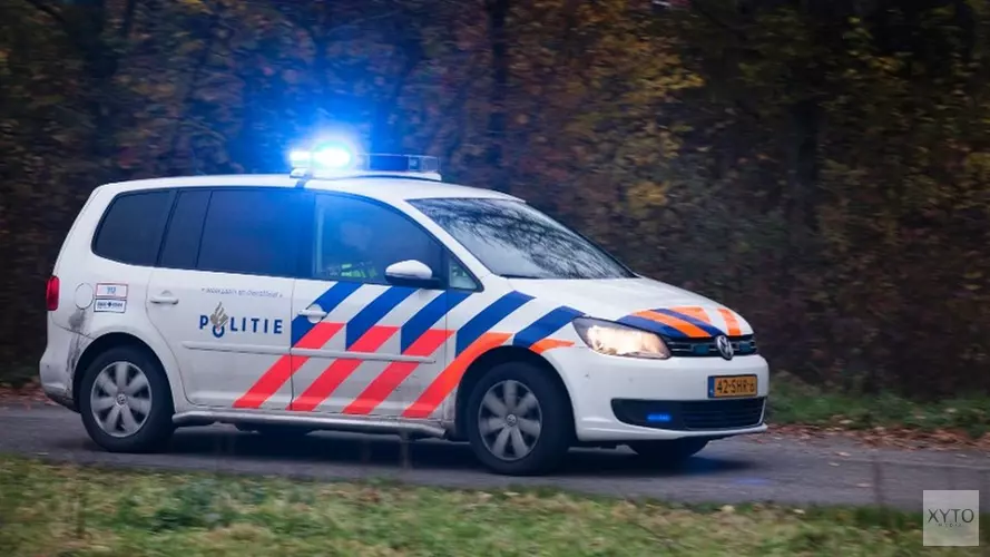 Auto tegen boom, bestuurder spoorloos