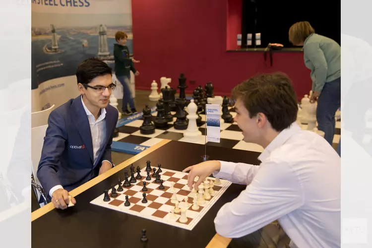 Grootmeesters Anish Giri en Jorden van Foreest  in Alkmaar voor meet and greet Tata Steel Chess Tournament