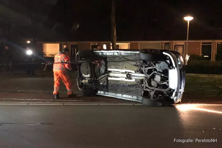 Auto knalt tegen paaltjes en slaat over de kop in Alkmaar