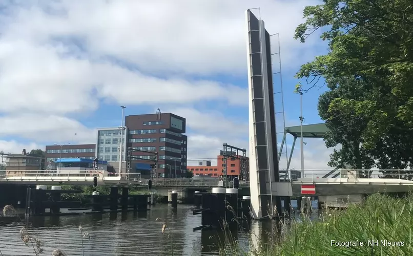 Alkmaarse gemeenteraad laat kades Victoriebrug voor dikke acht ton repareren