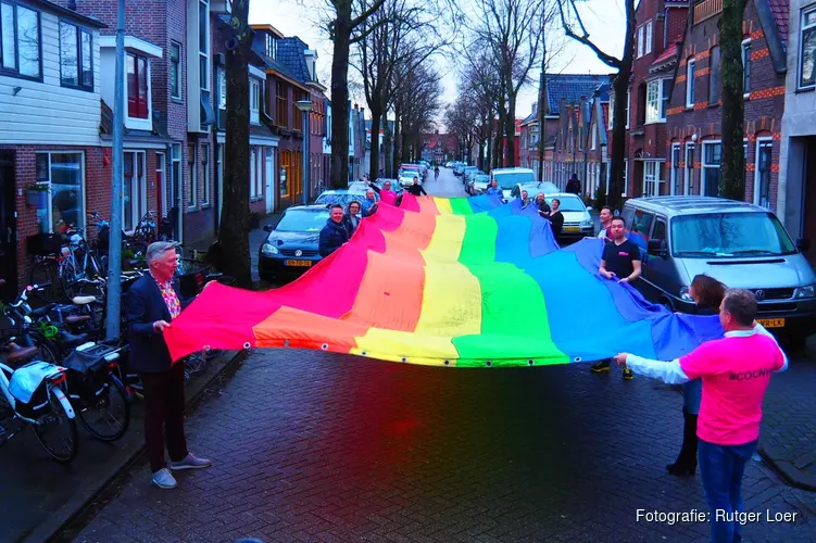 COC NHN en Gemeente Alkmaar presenteren 25 meter lange regenboogbanier