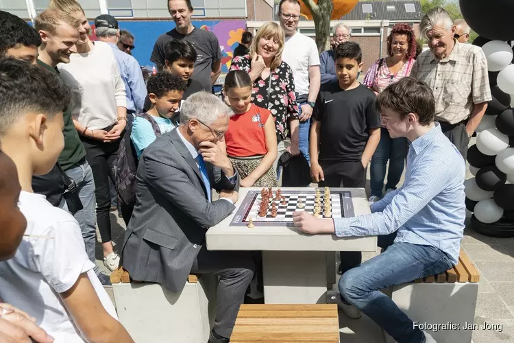 Gemeente Alkmaar is een schaaktafel rijker