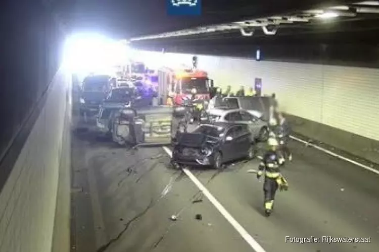 Ravage in Wijkertunnel na ernstig ongeluk: weg in beide richtingen dicht