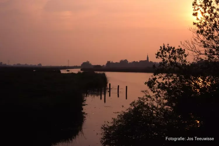 Midzomernacht op het water in Eilandspolder