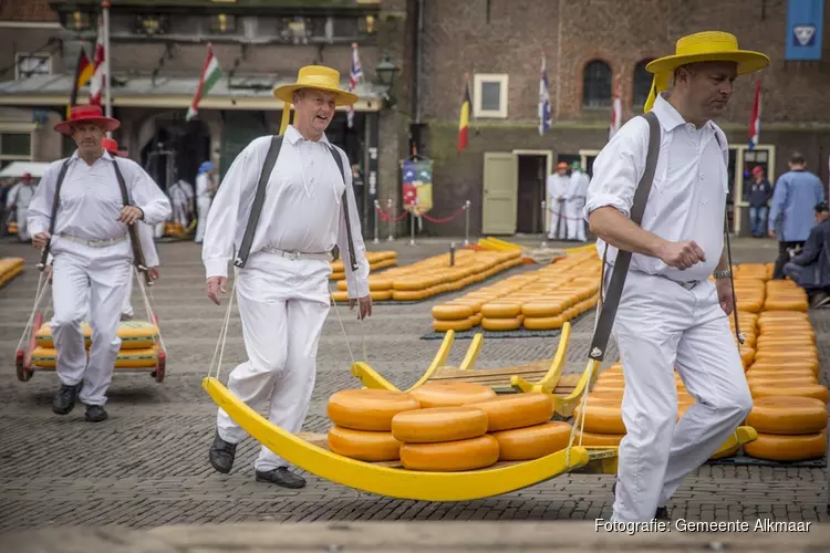 Suzanne den Dulk opent Alkmaarse kaasmarkt