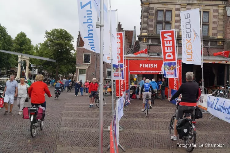 Deelnemers Fiets4Daagse Alkmaar genieten van de parels van Noord-Holland