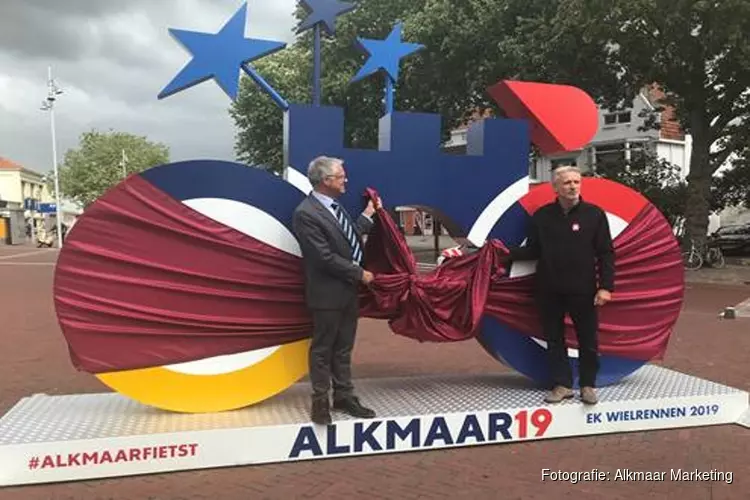 Levensgroot boegbeeld voor Europese Kampioenschappen Wielrennen op Station Alkmaar onthuld