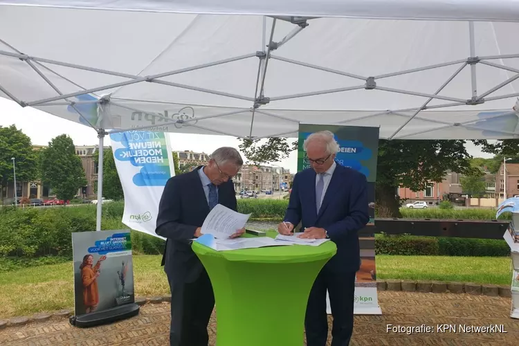 Wethouder Pieter Dijkman zet eerste schop in de grond voor aanleg glasvezelnetwerk Alkmaar Centrum en Zuid.