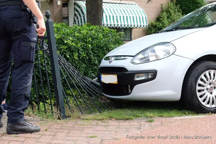 Automobiliste bijna in voortuin