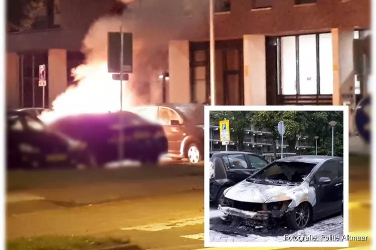 Auto in brand aan de Muiderwaard