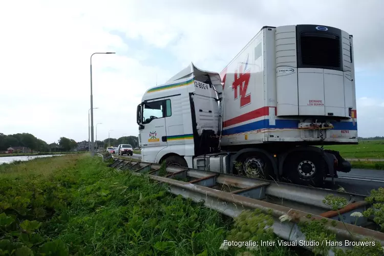 Vrachtwagen geschaard door harde wind in Bergen