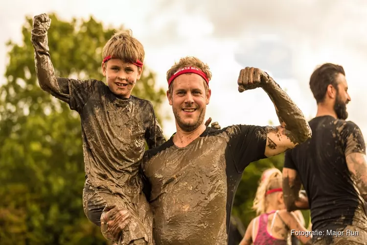 Vijftig baggervette obstakels overwinnen tijdens de major obstacle run