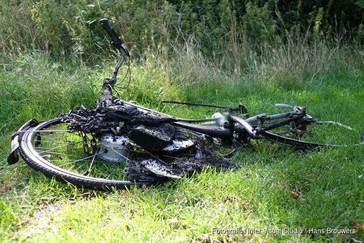 Elektrische fiets vliegt spontaan in brand in Heiloo