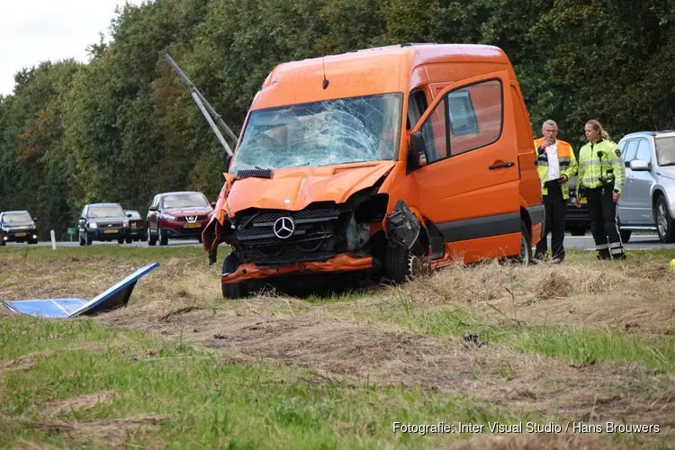 Bestelbus rijdt tegen ANWB-bord