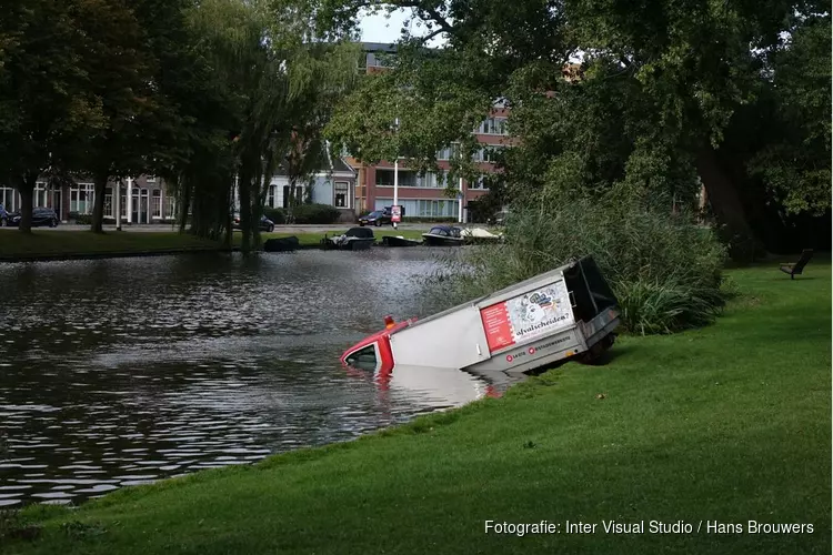 Gemeenteauto in park te water Alkmaar