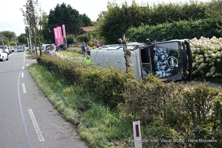 Terreinwagen belandt op zijkant op fietspad