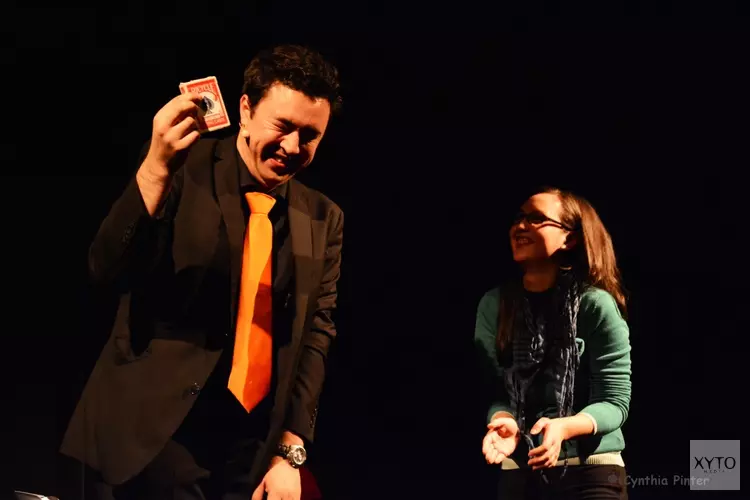 Den Haag helpt Alkmaar een magisch handje tijdens comedy & magic avond