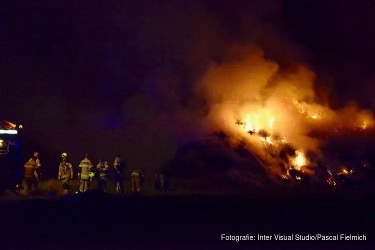 Grote hooiberg in brand in Alkmaar: rook trekt over de A9