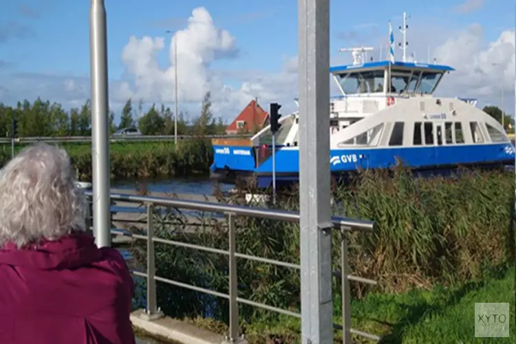 Bijzonder: Amsterdams IJ-pontje vaart door Noordhollands Kanaal