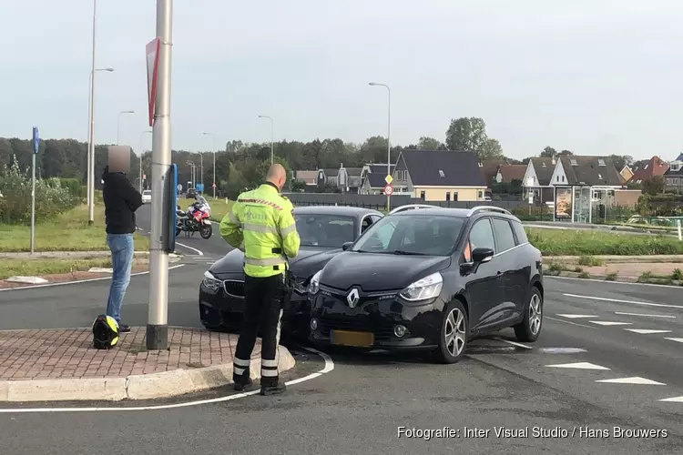 Auto&#39;s door voorrangsfout met elkaar in botsing in Egmond-Binnen