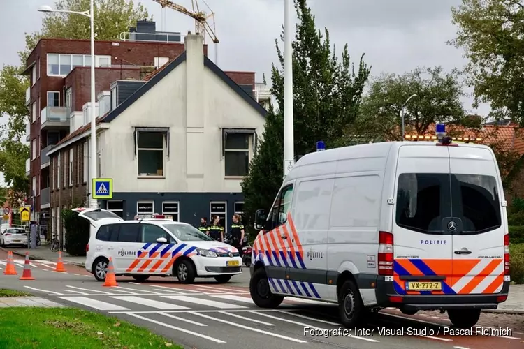 Fietser met spoed naar ziekenhuis na aanrijding met motor in Alkmaar