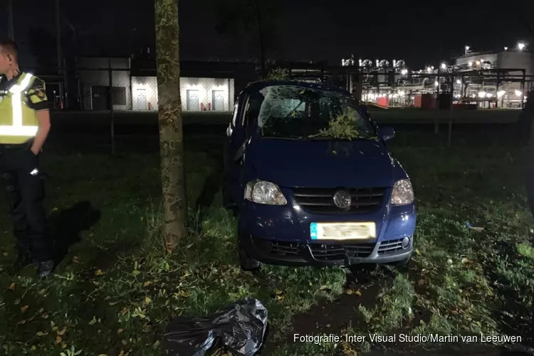 Bijrijder gewond bij botsing tegen boom in Alkmaar