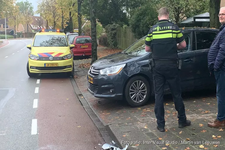 Scooterbestuurder klapt frontaal op auto die vergeet voorrang te verlenen