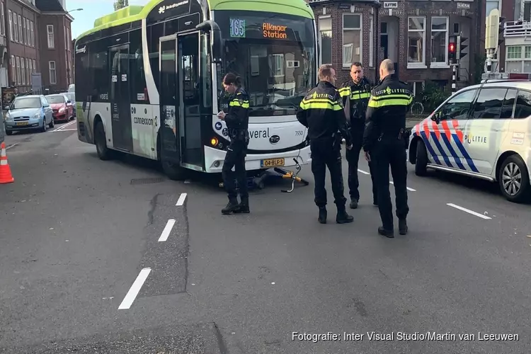 Fietser gewond bij aanrijding met bus op kruispunt Alkmaar