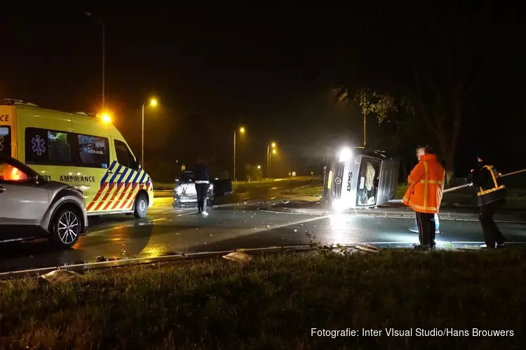 Twee gewonden bij frontale botsing huurbus en personenauto in Egmond-Binnen