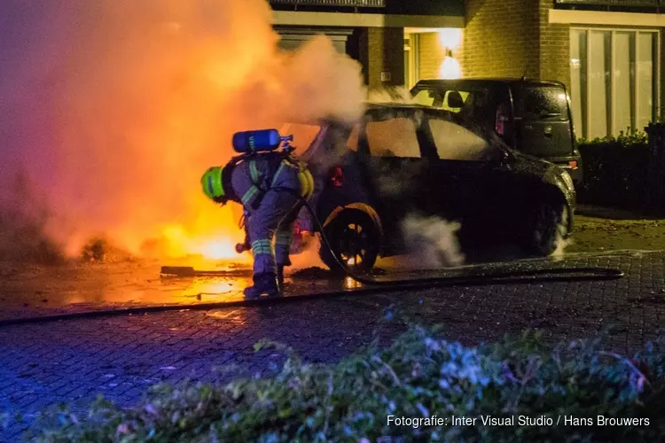 Auto brandt uit voor woning Alkmaar