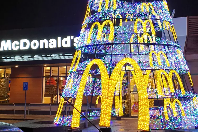 Grootste Kerstboom van Alkmaar staat bij McDonald’s