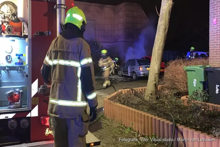 Twee auto&#39;s beschadigd na brand