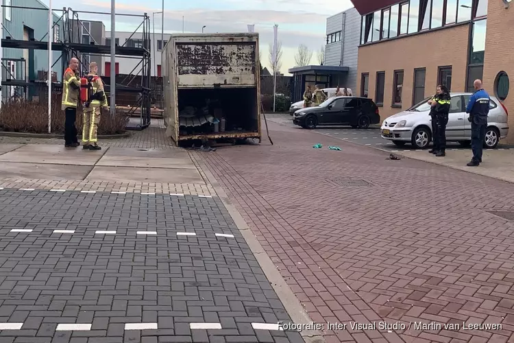 Oplegger die mogelijk gevaarlijke stoffen lekt gevonden in De Rijp