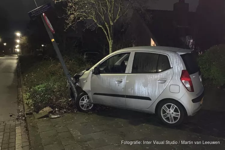 Drankrijdster ramt paal in Oudorp