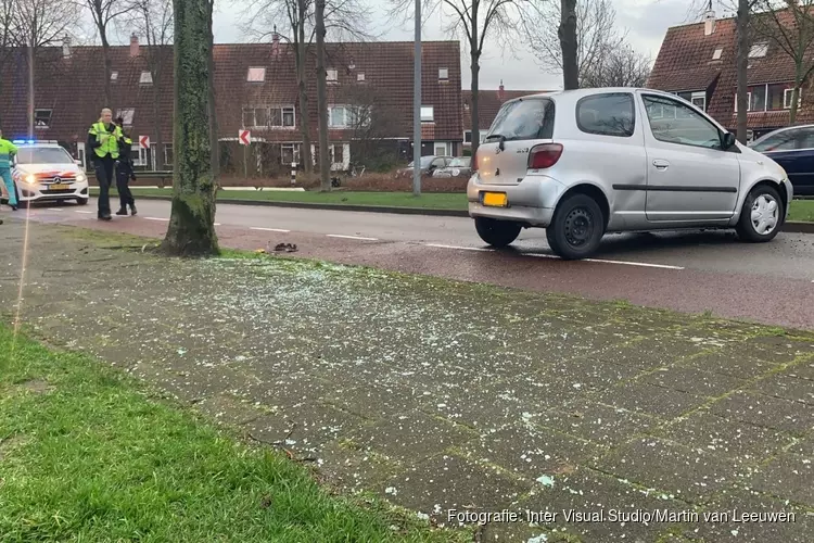 Auto rijdt tegen boom in Johanna Naberstraat