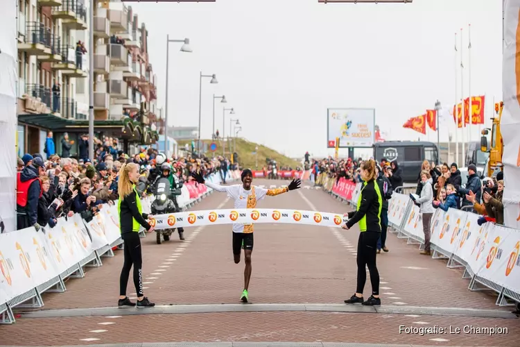 Bashir Abdi en Tsehay Gemechu winnen onstuimige editie NN Egmond Halve Marathon