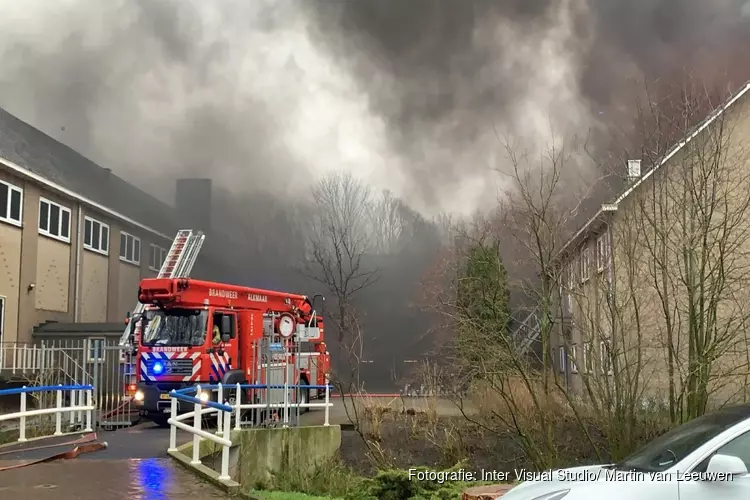 Grote, uitslaande brand bij middelbare school in Alkmaar: sluit ramen en deuren